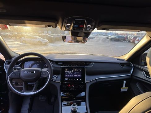 New 2025 Jeep Grand Cherokee Altitude AWD/4WD image 27