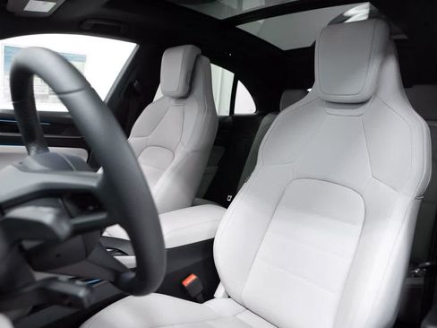 Certified 2026 Porsche Macan Electric RWD image 5