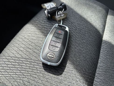 Used 2025 Nissan Rogue SV image 18