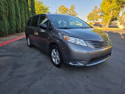 Used 2013 Toyota Sienna L w/ Towing Pkg FWD image 12