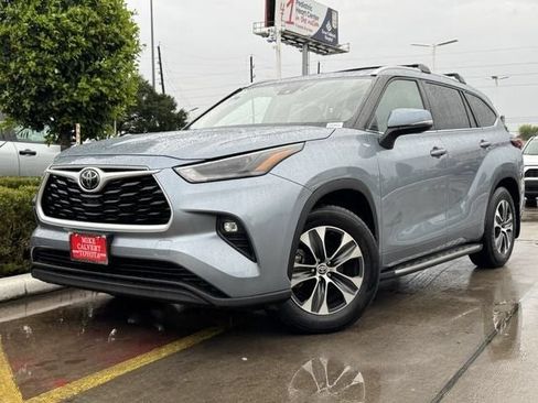 Used 2024 Toyota Highlander XLE FWD image 2