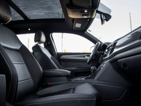 Used 2021 Volkswagen Atlas Cross Sport SE image 45