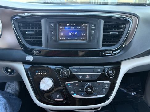 Used 2017 Chrysler Pacifica Touring-L FWD image 22