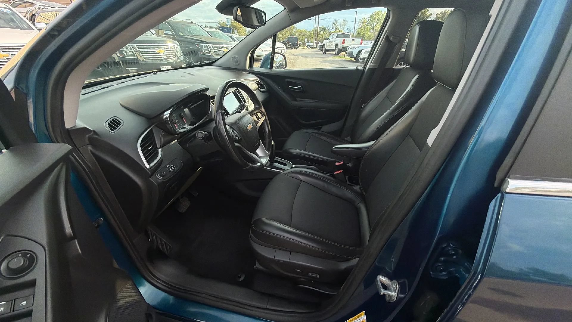 Used 2019 Chevrolet Trax LT w/ LT Convenience Package FWD image 2
