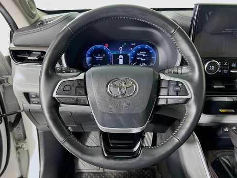 Used 2023 Toyota Highlander Limited image 12