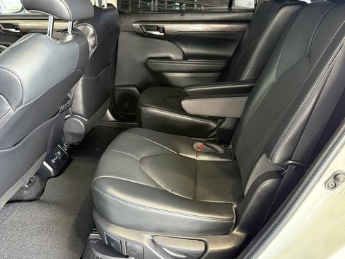 Used 2022 Toyota Highlander Limited AWD/4WD image 37