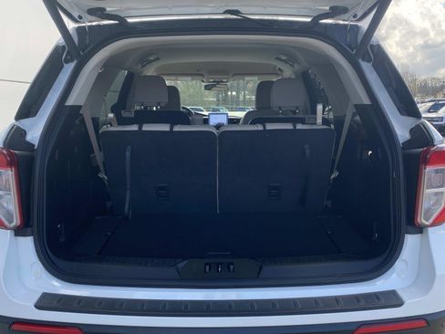 Used 2022 Ford Explorer XLT w/ Equipment Group 202A image 7