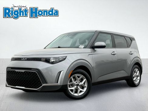 Used 2025 Kia Soul LX w/ LX Technology Package FWD image 2