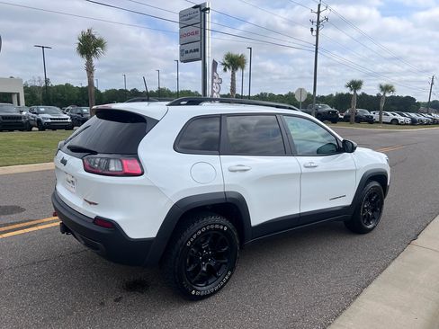 Certified 2022 Jeep Cherokee Trailhawk w/ Comfort/Convenience Group AWD/4WD image 3