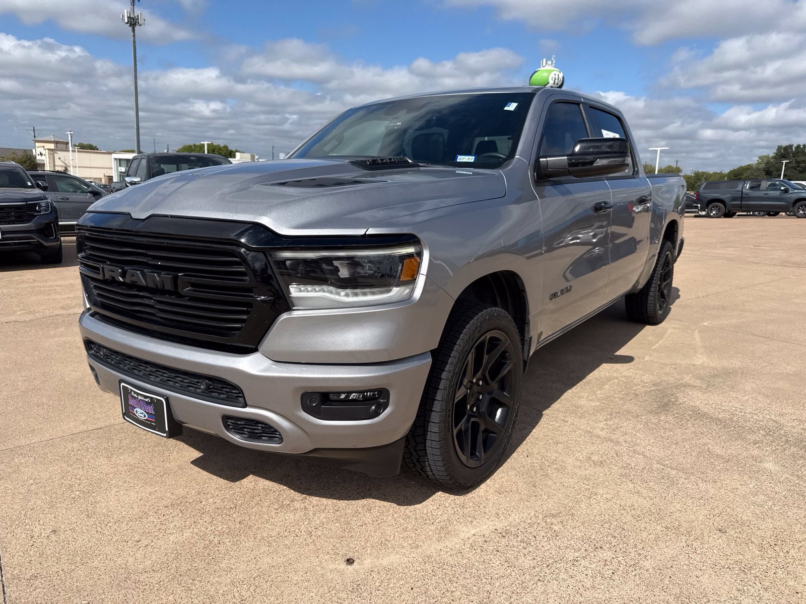 Used 2024 RAM 1500 Laramie AWD/4WD image 3