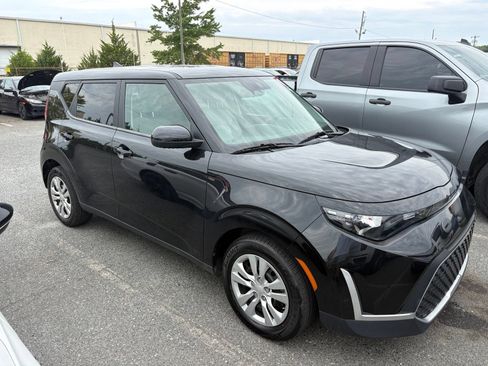Used 2025 Kia Soul LX FWD image 2