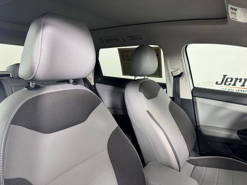 Used 2022 Volkswagen Taos SE w/ Panoramic Sunroof Package image 31