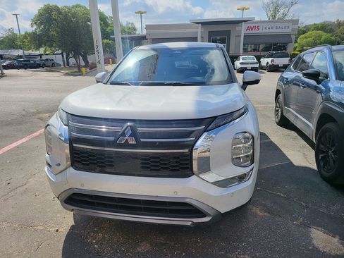 Used 2025 Mitsubishi Outlander SE image 2