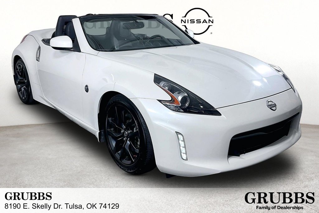 Used 2018 Nissan 370Z Touring RWD image 1