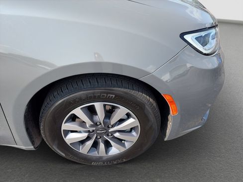 Used 2023 Chrysler Pacifica Touring-L FWD image 23