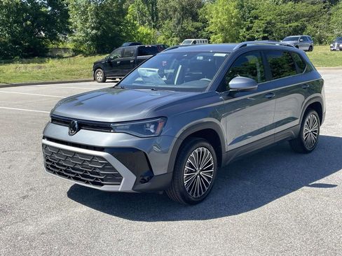 New 2026 Volkswagen Taos SE FWD image 3