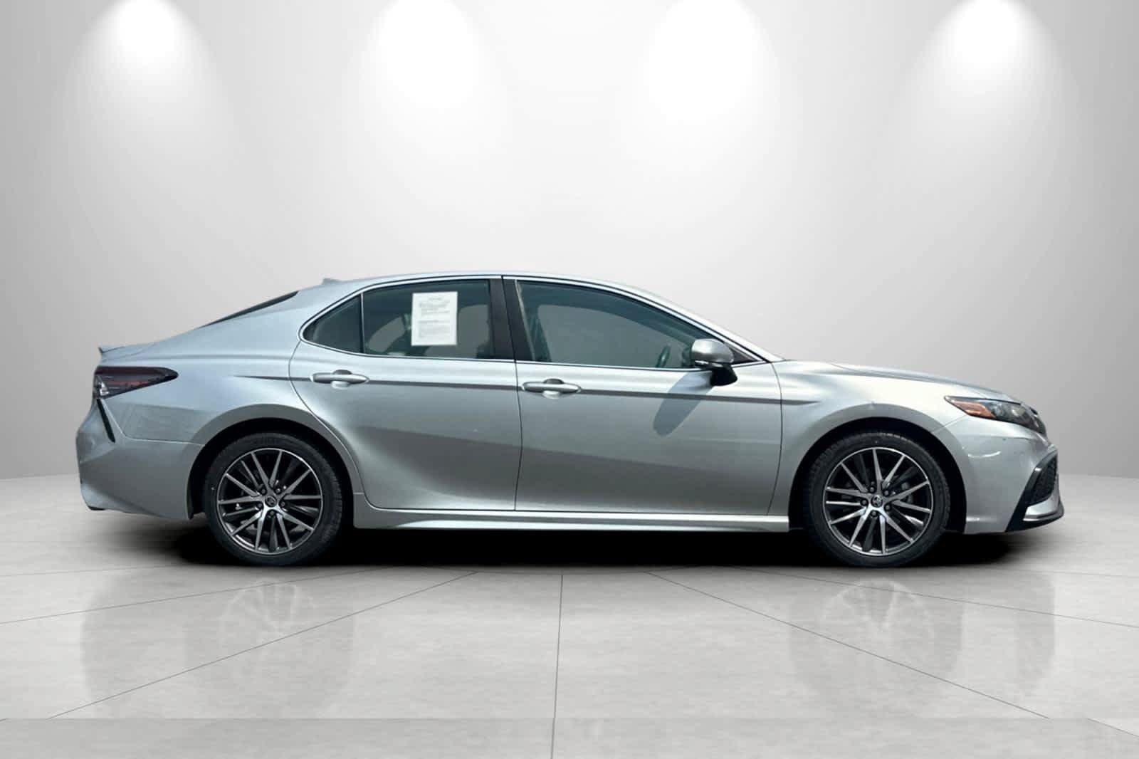 Used 2022 Toyota Camry SE w/ Cold Weather Package AWD/4WD image 8