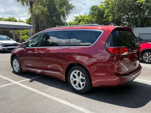 Used 2017 Chrysler Pacifica Touring-L w/ Tire & Wheel Group FWD image 5