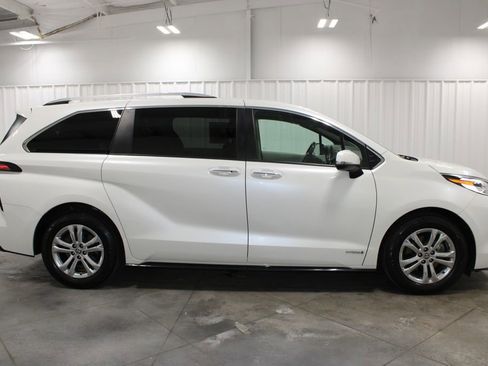 Used 2021 Toyota Sienna Platinum AWD/4WD image 11