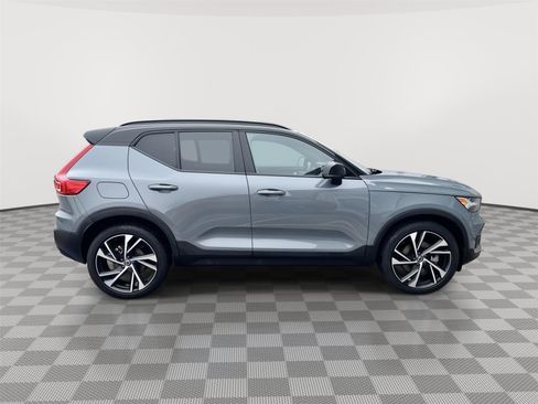 Used 2022 Volvo XC40 T5 R-Design w/ Advanced Package image 4