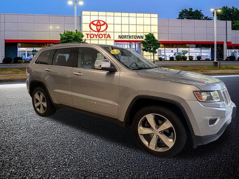 Used 2018 Jeep Grand Cherokee Laredo AWD/4WD image 3
