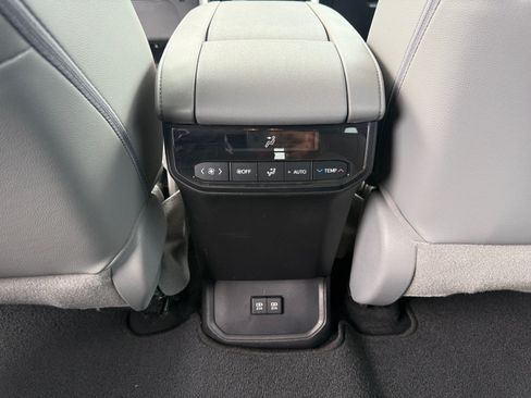 Certified 2021 Toyota Highlander XLE AWD/4WD image 30