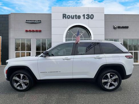 Used 2023 Jeep Grand Cherokee Limited w/ Luxury Tech Group II AWD/4WD image 5