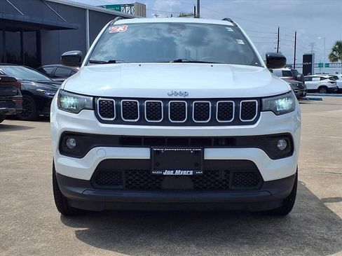 Used 2023 Jeep Compass Latitude image 3