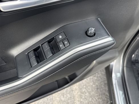 Used 2023 Toyota Highlander L image 37