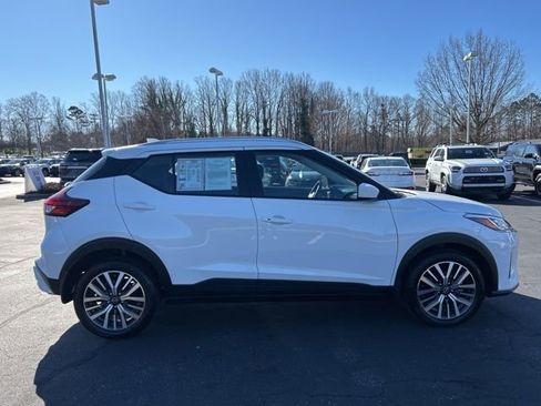 Used 2024 Nissan Kicks SV image 3
