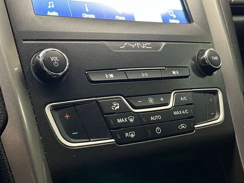 Used 2020 Ford Fusion SE FWD image 9