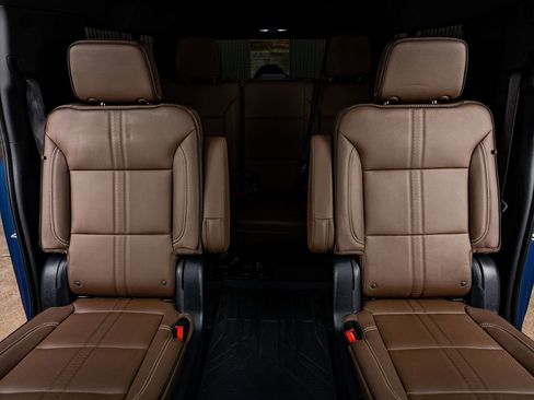 Used 2025 Chevrolet Suburban High Country AWD/4WD image 38