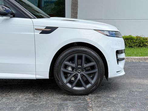 Used 2025 Land Rover Range Rover Sport Dynamic SE AWD/4WD image 3