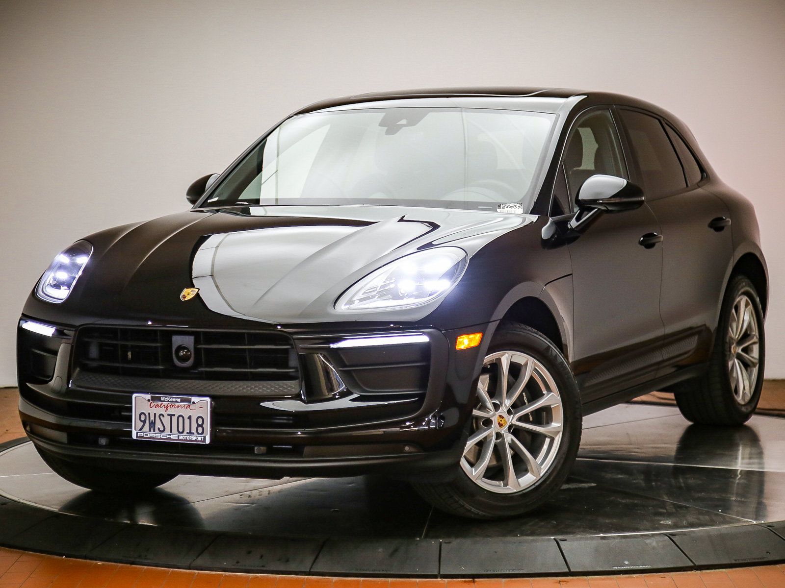 Certified 2025 Porsche Macan AWD/4WD image 1