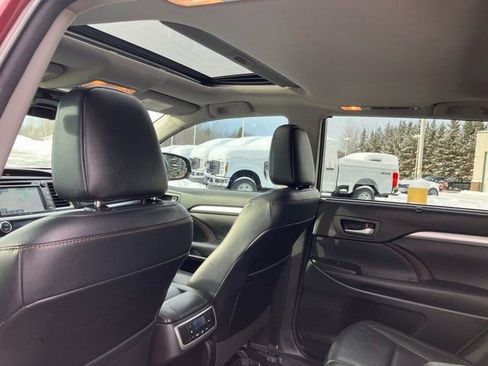 Used 2017 Toyota Highlander XLE image 19