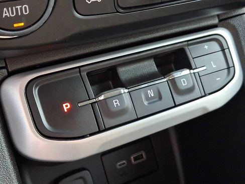 Used 2023 GMC Acadia SLE w/ Driver Convenience Package FWD image 17