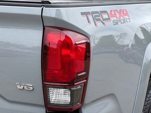 Used 2018 Toyota Tacoma TRD Sport image 11