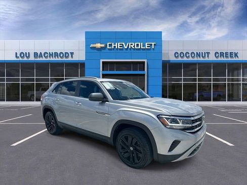 Used 2022 Volkswagen Atlas Cross Sport SE FWD image 2