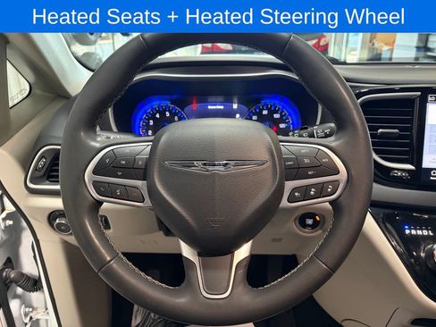 Used 2024 Chrysler Pacifica Touring-L FWD image 10