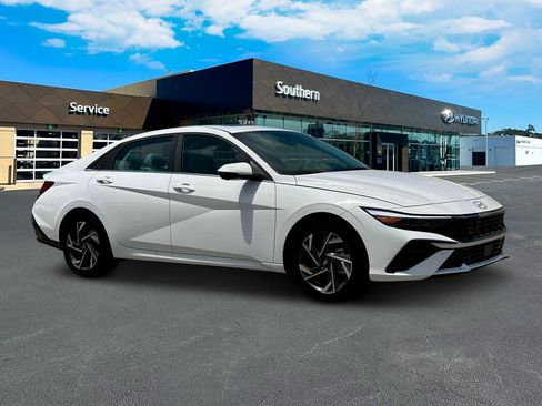 New 2025 Hyundai Elantra Limited FWD image 11