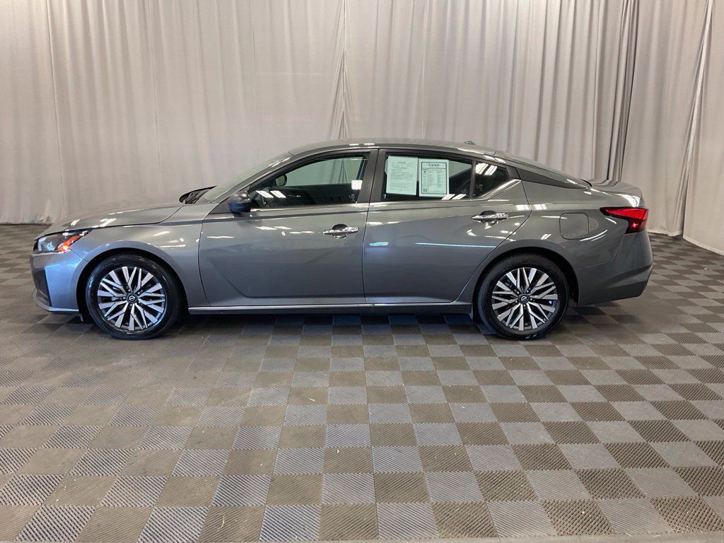 Used 2025 Nissan Altima 2.5 SV FWD image 10
