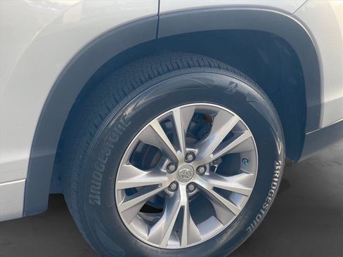 Used 2015 Toyota Highlander Plus FWD image 28