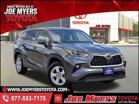 Used 2025 Toyota Highlander LE FWD image 1