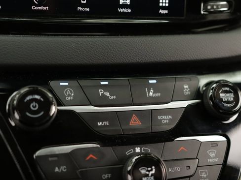 Used 2023 Chrysler Pacifica Touring-L FWD image 16