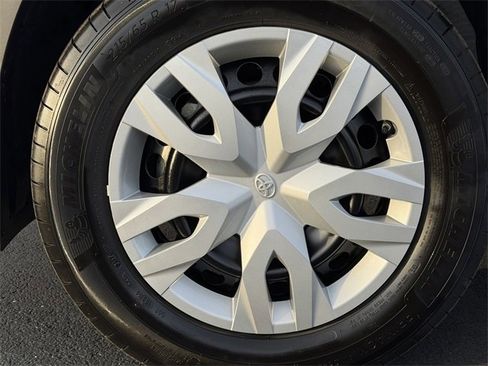 Used 2024 Toyota Corolla Cross L image 11