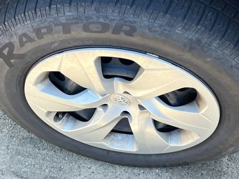 Used 2021 Toyota RAV4 LE image 10