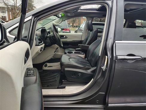 Used 2020 Chrysler Pacifica Touring-L Plus w/ Tire & Wheel Group image 2