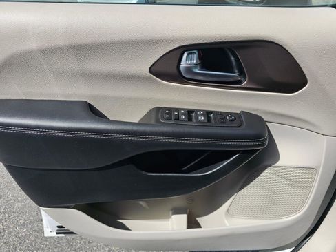 Used 2023 Chrysler Voyager LX FWD image 29