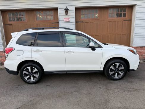 Used 2017 Subaru Forester 2.5i Premium AWD/4WD image 2