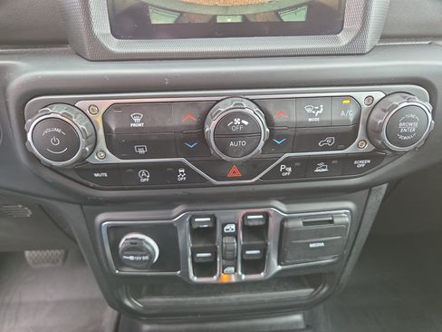 Used 2022 Jeep Wrangler Unlimited Sahara AWD/4WD image 24